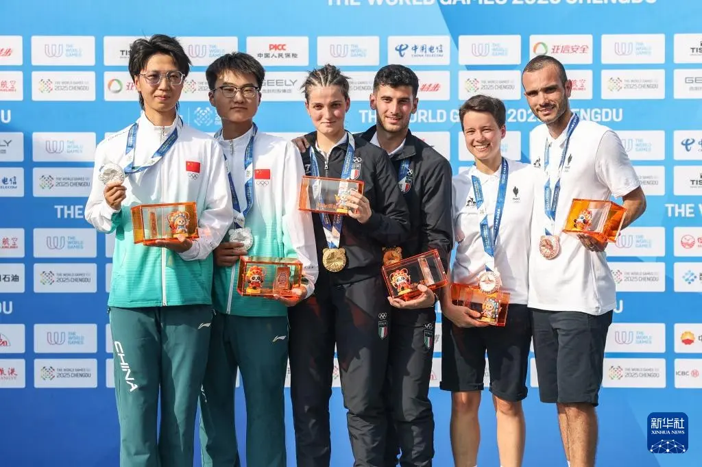 张晓辉在比, 新华社记者 张晓辉在比, 新华社记者