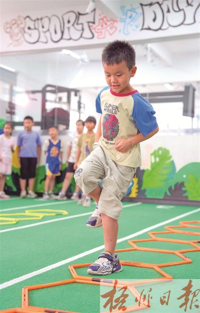 小朋友正在, 脚跳训练 小朋友正在, 脚跳训练