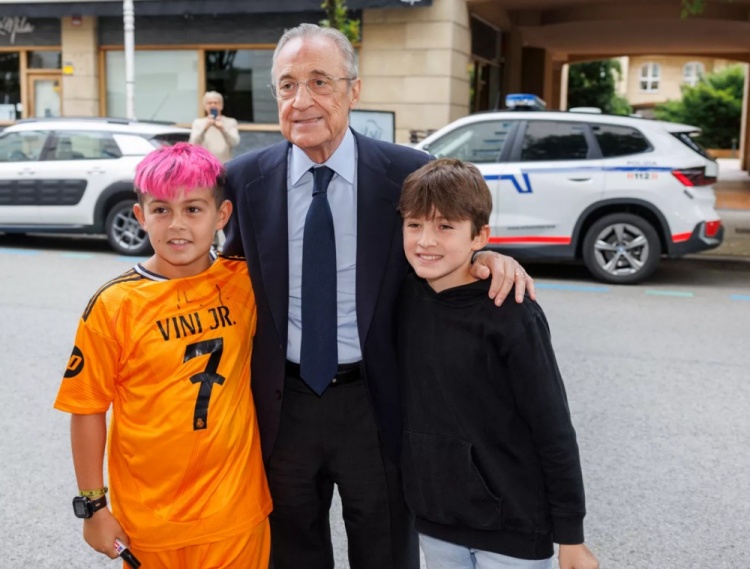 ined, img, 与球迷互动